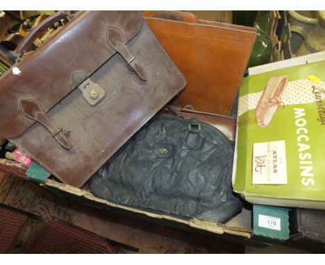 A TRAY OF VINTAGE LEATHER SATCHELS ETC. 