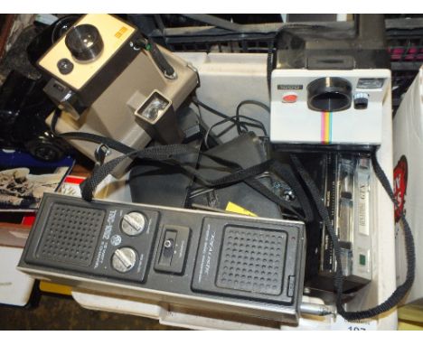 A BOX OF VINTAGE CAMERAS ETC TO INCLUDE POLAROID EXAMPLES