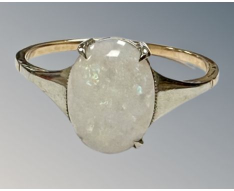 A 9ct white opal ring, L ½, 1.3g.