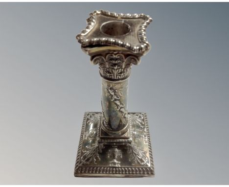 A Walker &amp; Hall silver plated Corinthian column candlestick (height 15.5cm)