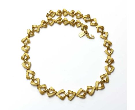 A high carat gold graduated crossover link necklace,with alternating bark textured and polished links with a hook clasp. Mark