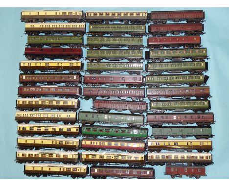 OO gauge, thirty-nine unboxed coaches by Bachmann, Airfix, Graham Farish, etc, (39). 