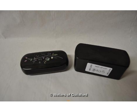 A Georgian oval papier mache snuff box with mother-of-pearl inlay, 8cm long; a plain rectangular papier mache snuff box (2)