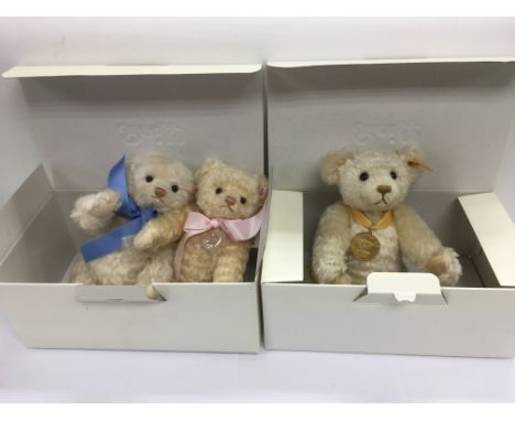 Three modern Steiff bears and two boxes.