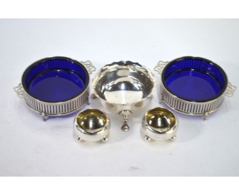 A pair of late Victorian small silver salts on bun feet, Hilliard &amp; Thomason, Birmingham 1889, 4.5cm diameter, to/w a sug