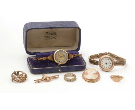 A 9ct yellow gold cased manual wind wristwatch, on elasticated bracelet strap, in box retailed by J. Sheraton, Newcastle; tog
