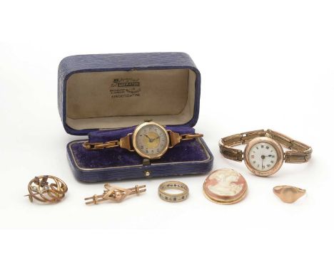 A 9ct yellow gold cased manual wind wristwatch, on elasticated bracelet strap, in box retailed by J. Sheraton, Newcastle; tog