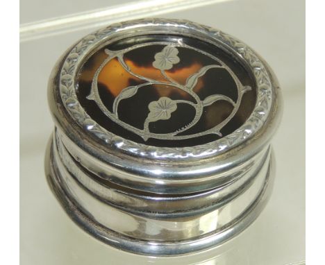 An Edward VII small silver and tortoiseshell pill box of circular form the hinged cover with silver inlaid tortoiseshell pane