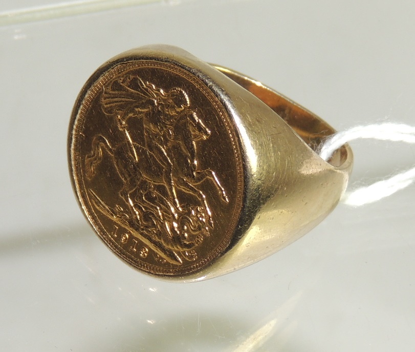 A Gents 9ct gold, full sovereign ring. The sovereign dated 1913. Total