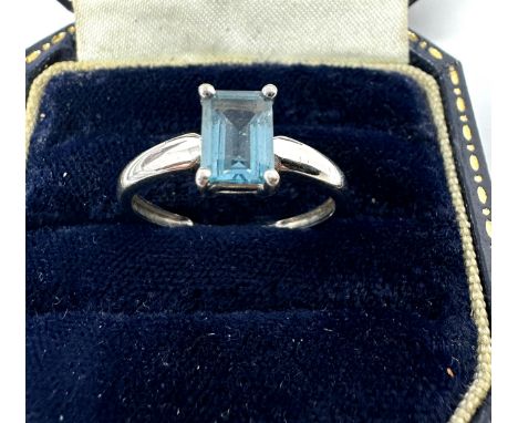 9ct White Gold Blue Topaz Ring (1.6g)