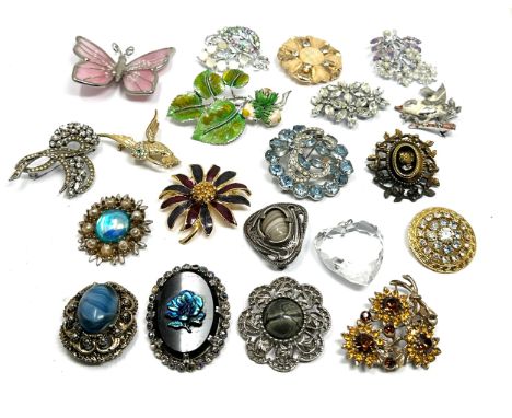 20 vintage &amp; later costume jewellery brooches etc