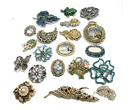 20 vintage &amp; later costume jewellery brooches etc 280g