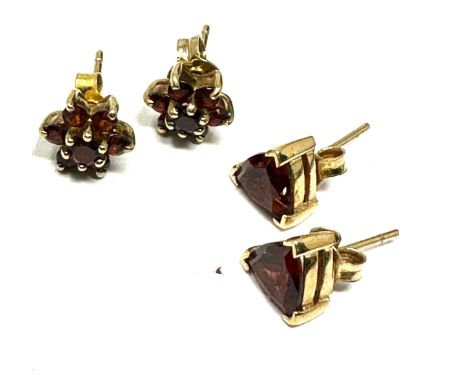 2 X 9ct Gold Vintage Garnet Set Stud Earrings (2.7g)