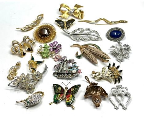 20 vintage &amp; later costume jewellery brooches etc 20g