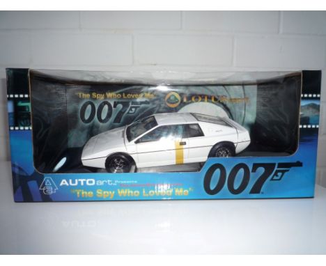 James Bond The Spy Who Loved Me Auto art white Lotus Esprit die-cast model car in box