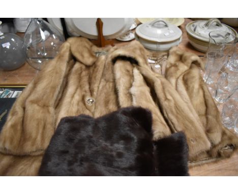 Two vintage ladies fur coats with a similar fur stole.
All items are in good condition, no visible damage or loss.
No bad sme