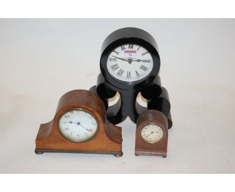 A small Edwardian mahogany cased mantel clock having an enamel dial with Arabic numerals together with one other oak cased ex