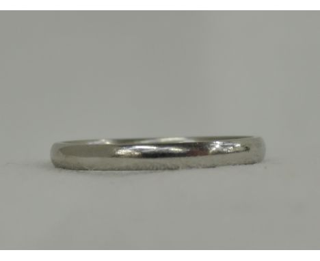 A platinum wedding band of plain form, approx 3g & size M