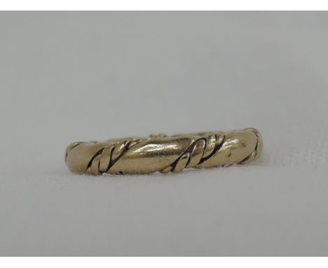 A 9ct gold wedding band having twist decoration, 4.4g & size M