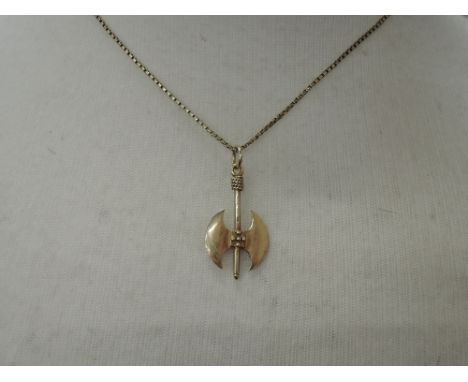 A 14ct gold double headed axe pendant on a 14ct gold box chain,  approx 5.8g