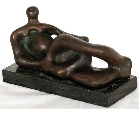 HENRY MOORE  Castleford/Yorkshire 1898 - 1986 Much Hadham, Herts: Reclining Figure. Bronze mit brauner Patina auf Marmorsocke