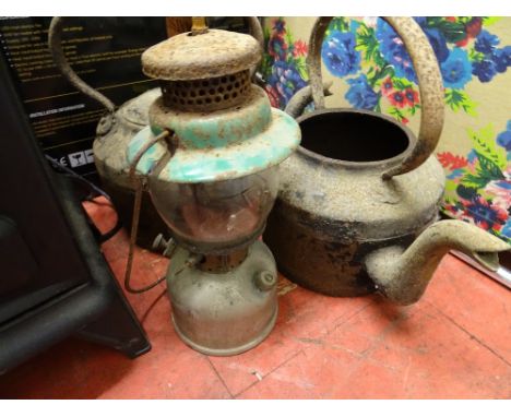 Pair of vintage iron kettles and a vintage tilly lamp