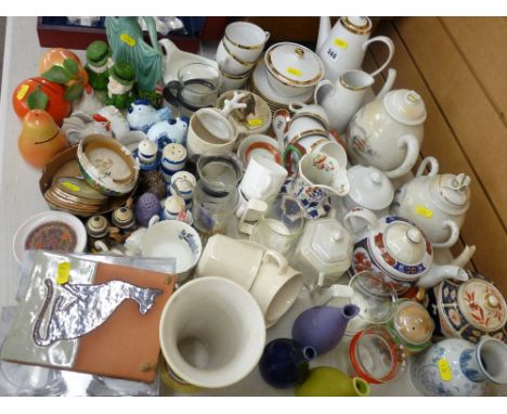 Mixed selection of vintage and other tea, coffee and tableware
