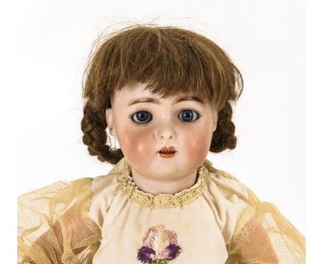 Kleines Puppenmädchen    Simon &amp; Halbig.        Gemarkt "Simon &amp; Halbig / K &amp; R 46", mit "W" auf der Stirn.      