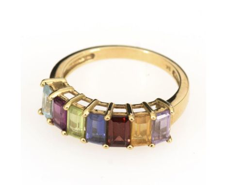 Ring mit verschiedenen Steinen                Gelbgold 9 k gestempelt.        Ringgröße 55.        2,8 g.                Vers