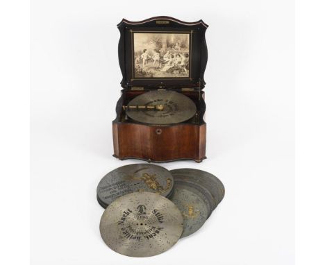 "Polyphon"-Spieldose mit 23 Lochplatten    Auf dem Scharnierdeckel eingelassener Schriftzug "Polyphon".        Um 1900.      
