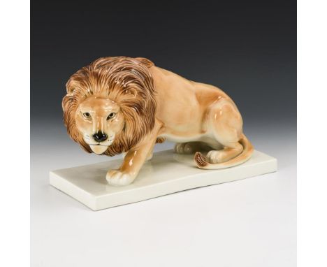Löwe    Sitzendorf.        Stempelmarke, 2. H. 20. Jh.                    Polychrom bemalt.        H 20 cm.        Brandriss 