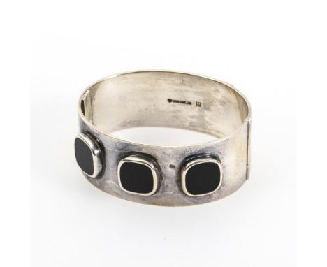 Finnischer Designer-Armreif mit Onyx    Kaunis Koru, Helsiki.                    Silber 925 gestempelt. Punzen: Finnland. Z7 