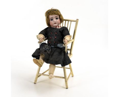 Ausdrucksvolles Porzellankopfmädchen in Puppenstuhl    Simon &amp; Halbig.        Gemarkt "S &amp; H K &amp; R 3".           