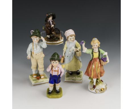 5 Kinderfiguren    3x Neapelmarke, 1x gemarkt Sitzendorf und 1x ungemarkt, 20. Jh.                    Polychrom bemalt, golds