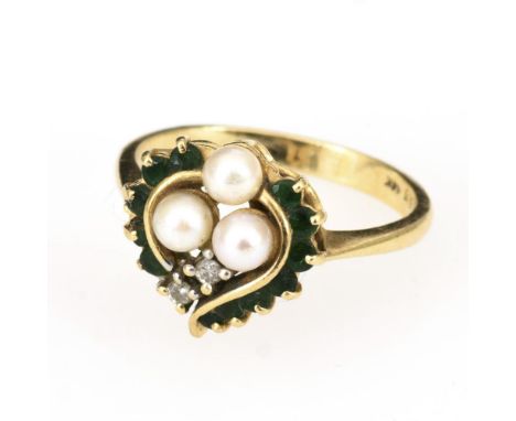 Ring mit Zuchtperlen, Brillanten und grünen Steinen                Gelbgold 585/14 k gestempelt.        Ringgröße 52.        