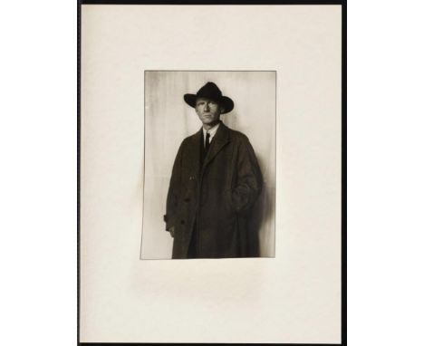                     SANDER,             August(1876 Herdorf - 1964 Köln)    Fotografie: "Der Maler Otto Dix"    Silbergelatin
