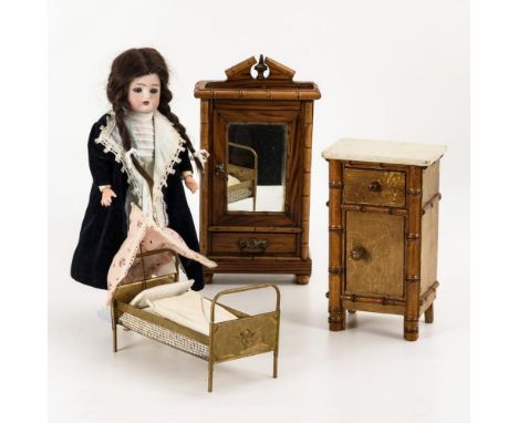 Schrank, Schränkchen, Metallbett und defektes Porzellankopfmädchen    Um 1900-20.                    Holz, Biskuitporzellan, 