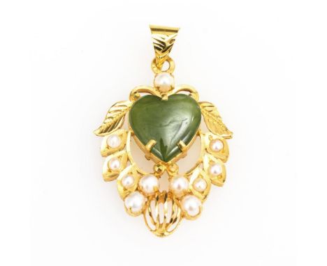 Anhänger mit Jadeherz und Zuchtperlchen                Gelbgold 22 k gestempelt.        3 x 2,2 cm.        5,8 g.            