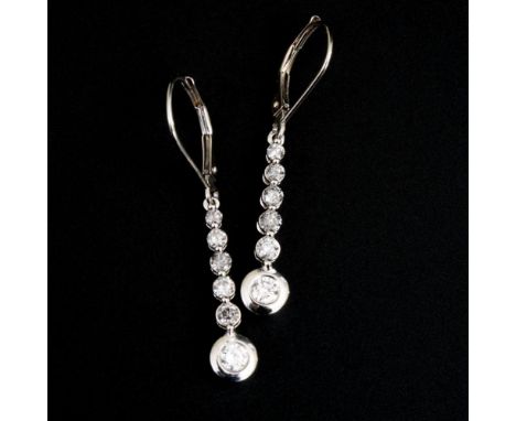 Ohrhängerpaar mit Brillanten                Weißgold 14 k gestempelt.        Brillanten zus. ca. 0,48 ct, Ohrhänger L 3,5 cm.