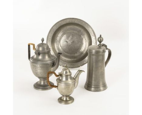 Zinnschüssel und 3 -Kannen    Je gemarkt.        19. Jh.                    Ø 28 cm, H maximal 26 cm.                Tiefe Sc