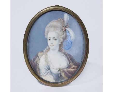 Portrait-Miniatur: Dame mit Federschmuck    19. Jahrhundert.                    Gouache auf Elfenbein.        7 x 5,5 cm, Rah