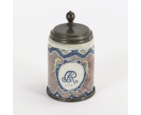 Braunschweiger Fayence-Krug "1717"    Ältere (Herzogliche) Fabrik von Horn &amp; von Hantelmann (1710-1749), Braunschweig.   
