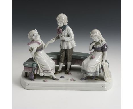 Kindergruppe    Goebel.        Stempelmarke, 1. H. 20. Jh.                    Unterglasurbemalung.        H 18 cm.           