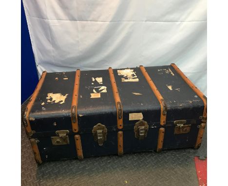 A Vintage steamer trunk, Designed with wooden bounds. Measures 34x89x50cm 