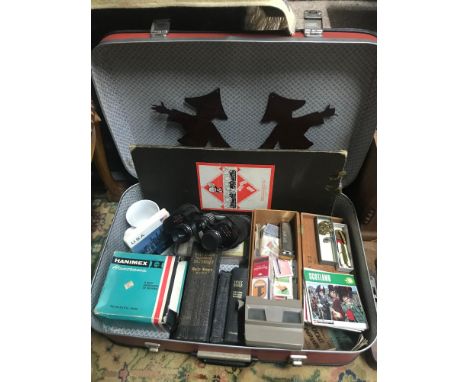 A Vintage case containing various collectable odds to include View Master with slides, Prinzlux 7x50 binoculars, Original Mon