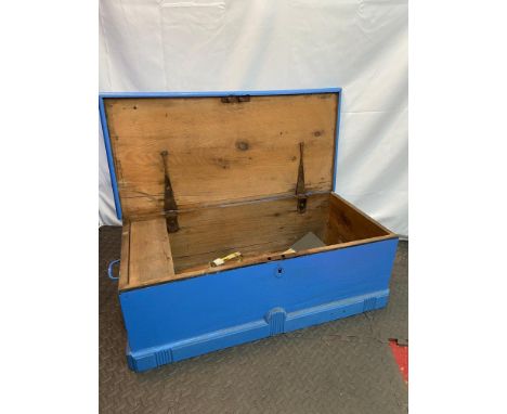 Antique pine painted trunk. [31X90X43cm] 