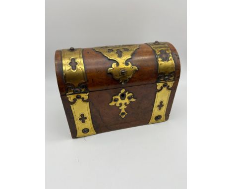 A 19th century Burr walnut and brass tea caddy box. Comes with two lids. Measures 17x23x12cm 