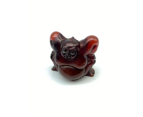 Early 20th century Japanese hand carved amber netsuke of a sumo wrestler. Signed by the artist. Measures 4.5cm in height. 