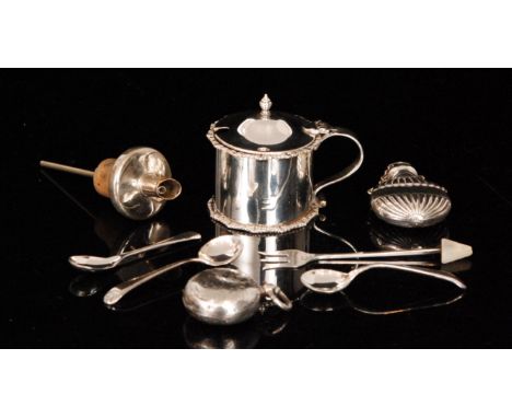 A small parcel lot of hallmarked silver items to include a hallmarked silver drum mustard pot, an Edwardian chatelaine scent 