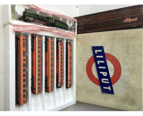 Lilliput 00 gauge boxed engine 18 and boxed carriages number 886